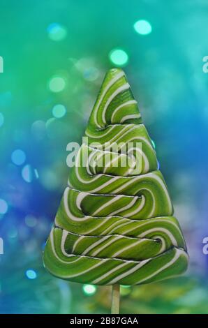 Weihnachtsfarbenfroher Baum aus zuckerkandie. Leere Stelle für Foto oder Text. Süßigkeiten Christgrün Baum Stockfoto