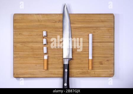 Konzept des Rauchens beenden. Messer mit geschnittener Zigarette. Neues Jahresziel. Gesundes Leben. Stockfoto