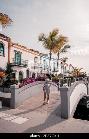 Puerto de Mogan Gran Canaria, farbenfrohes Hafendorf Gran Canaria, junge Frau, die in einem farbenfrohen Dorf mit weißen Flecken spaziert Stockfoto