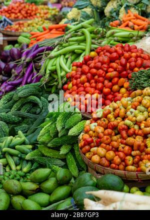 Große Auswahl erfrischen Obst und Gemüse auf einem Straßenmarkt in Myanmar Stockfoto