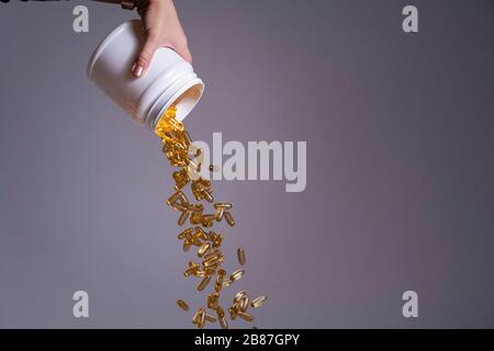 Ein großes Glas Omega 3-Pillen. Fischöl für Hautpflege, Medizin und Ernährung Stockfoto