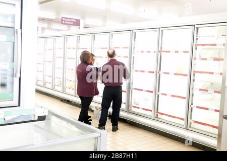 pic zeigt: Leere Regale in SainsburyÕs gefrorene Lebensmittel das ganze Leben geht in diesem äußeren Londoner Vorort/Essex mit einigen Geschäften geschlossen und oder nicht Stockfoto