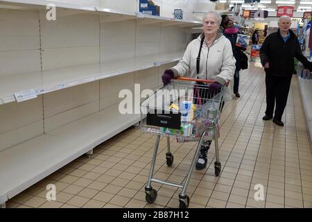 pic zeigt: Leere Regale in SainsburyÕs Konserven Waren das ganze Leben geht oder nicht in diesem äußeren Londoner Vorort/Essex mit einigen Geschäften geschlossen und anderen Stockfoto