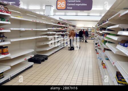 pic zeigt: Leere Regale in SainsburyÕs Konserven Waren das ganze Leben geht oder nicht in diesem äußeren Londoner Vorort/Essex mit einigen Geschäften geschlossen und anderen Stockfoto