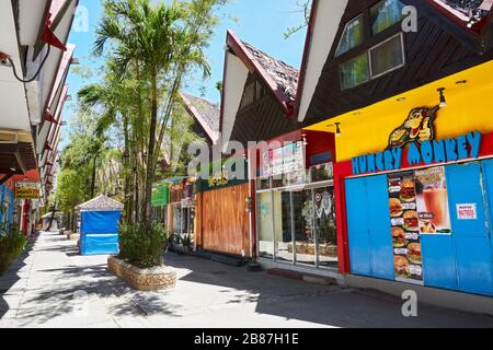 Boracay Island, Aklan, Philippinen: D'Mall Market ist verlassen, nach einer totalen Insellasche, verschlossene Türen Rollläden von Unternehmen Stockfoto