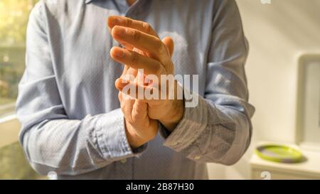 Nahaufnahme eines Mannes, der applaudiert. Stockfoto