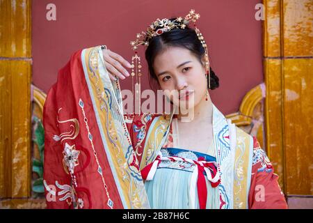 Chinesin in traditionellem Kleid in der Verbotenen Stadt in Peking, China Stockfoto