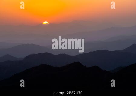 Sonnenuntergang von der chinesischen Mauer von Jinshanling, Peking Stockfoto