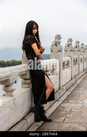 Chinesisches Mädchen in Cheongsam im Sommerpalast in Peking Stockfoto