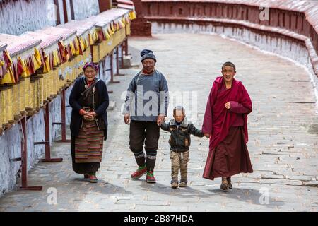 Familienwanderungen mit Mönch im Kloster Samding in Gyangze, Tibet Stockfoto