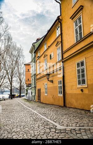 Prag, Tschechien - 19. März 2020. Straße Na Kampe an der Karlsbrücke ohne Touristen während des Reiseverbots von Coronavirus Stockfoto