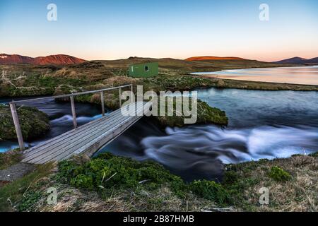 Die schöne Gegend von Veiðivötn, etwas nordöstlich von Landmannalaugar, ist eine Verwicklung kleiner wüstlicher Seen in ein Vulkanbecken. Stockfoto