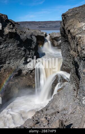 Der Fluss Farið stammt aus dem Hagavatner See und beherbergt die Wasserfälle Nýifoss/Leynifoss. Das Wasser in Hagavatn stammt von einem schmelzenden Glacier Wate Stockfoto