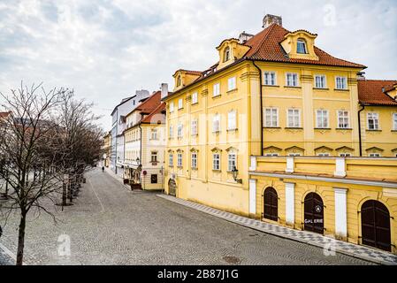 Prag, Tschechien - 19. März 2020. Straße Na Kampe an der Karlsbrücke ohne Touristen während des Reiseverbots von Coronavirus Stockfoto