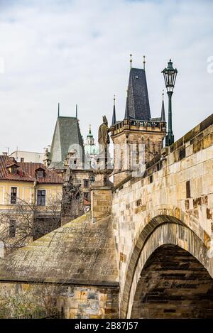Prag, Tschechische republik - 19. März 2020. Malostranska mostecka Turm als Anfang/Ende der Karlsbrücke Stockfoto