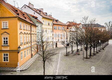 Prag, Tschechien - 19. März 2020. Straße Na Kampe an der Karlsbrücke ohne Touristen während des Reiseverbots von Coronavirus Stockfoto