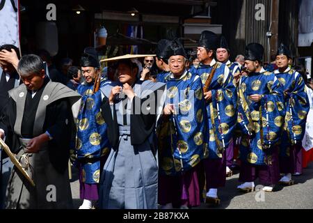 Shirakawa, Japan-Oktober 2019: Szenen des Doburoku-Festivals im Dorf Shirakawa, bekannt für die traditionellen Häuser mit den Reetdachinen Stockfoto