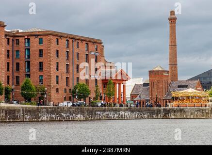 Ehemalige Lagerhallen am Royal Albert Dock in Liverpool, seen.from Salthouse Dock. Das Pumphaus sorgte einst für Hydraulikkraft, ist aber heute ein beliebter Pub Stockfoto