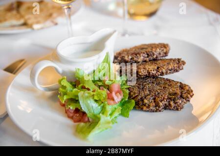 Vegane Fleischbällchen in einem Teller mit Salat und Sauce Stockfoto