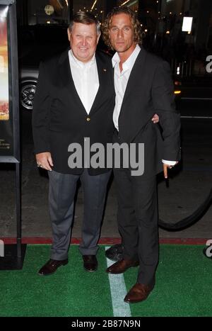 Jack Lengyel und Matthew McConaughey bei der Premiere von "We are Marshall" im Grauman's Chinese Theatre in Hollywood, Kalifornien. Die Veranstaltung fand am Donnerstag, den 14. Dezember 2006 statt. Foto von: SBM / PictureLux - Aktenzeichen # 33984-9754SBMPLX Stockfoto