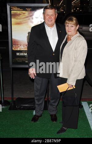 Jack Lengyel und Frau Sandy bei der Premiere von "We are Marshall" im Grauman's Chinese Theatre in Hollywood, CA. Die Veranstaltung fand am Donnerstag, den 14. Dezember 2006 statt. Foto von: SBM / PictureLux - Aktenzeichen # 33984-9756SBMPLX Stockfoto