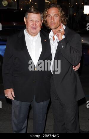 Jack Lengyel und Matthew McConaughey bei der Premiere von "We are Marshall" im Grauman's Chinese Theatre in Hollywood, Kalifornien. Die Veranstaltung fand am Donnerstag, den 14. Dezember 2006 statt. Foto von: SBM / PictureLux - Aktenzeichen # 33984-9752SBMPLX Stockfoto