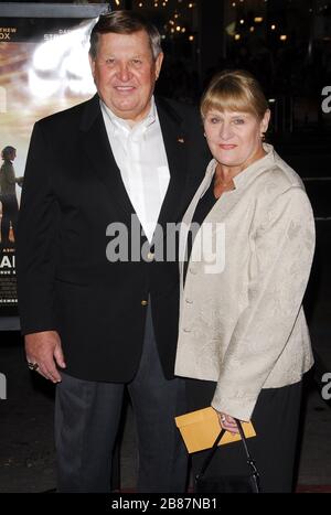 Jack Lengyel und Frau Sandy bei der Premiere von "We are Marshall" im Grauman's Chinese Theatre in Hollywood, CA. Die Veranstaltung fand am Donnerstag, den 14. Dezember 2006 statt. Foto von: SBM / PictureLux - Aktenzeichen # 33984-9755SBMPLX Stockfoto