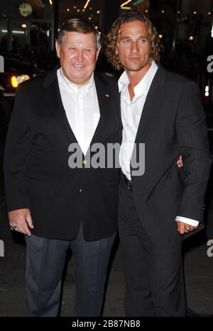 Jack Lengyel und Matthew McConaughey bei der Premiere von "We are Marshall" im Grauman's Chinese Theatre in Hollywood, Kalifornien. Die Veranstaltung fand am Donnerstag, den 14. Dezember 2006 statt. Foto von: SBM / PictureLux - Aktenzeichen # 33984-9753SBMPLX Stockfoto