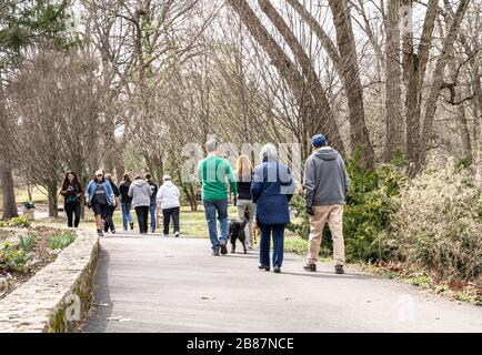 Berks County, Pennsylvania, USA - 14. März 2020: Menschen, die aufgrund von COVID-19 zu Hause sind, gehen in den örtlichen Park, um ins Freie zu kommen. Das ist keine soziale Distanzierung. Stockfoto