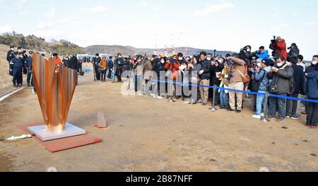 Higashimatsushima, Japan. März 2020. Olympic Flame am Freitag, 20. März 2020, in Ishinomaki Minamihama Tsunami Recovery Memorial Park, Ishinomaki, Präfektur Miyagi, Japan. Da die Schäden für das Erdbeben und den Tsunami im großen Osten Japans im Jahr 2011 hauptsächlich Miyagi, Iwate und Fukushima beeinträchtigten, wird in diesen drei Präfektur eine spezielle Fackelanzeige "Flame of Recovery" abgehalten. Foto von Keizo Mori/UPI Credit: UPI/Alamy Live News Stockfoto