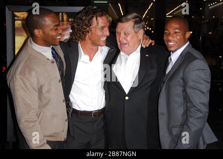 Anthony Mackie, Matthew McConaughey, Jack Lengyel (Matthew McConaugheys Filmfigur) und Arlen Escarpeta bei der Premiere von "We are Marshall" im Grauman's Chinese Theatre in Hollywood, CA. Die Veranstaltung fand am Donnerstag, den 14. Dezember 2006 statt. Foto von: SBM / PictureLux - Aktenzeichen # 33984-9785SBMPLX Stockfoto