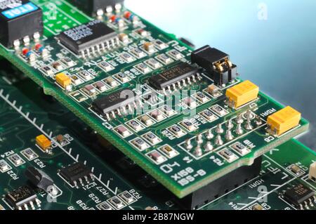 Nahaufnahme ein großer grüner Mikrokreis befindet sich in einem Funkteile-Werk. Komplexes Konzept für elektronische Geräte in einer Fabrik Stockfoto