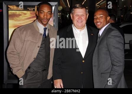 Anthony Mackie, Jack Lengyel (Matthew McConaugheys Filmfigur) und Arlen Escarpeta bei der Premiere von "We are Marshall" im Grauman's Chinese Theatre in Hollywood, Kalifornien. Die Veranstaltung fand am Donnerstag, den 14. Dezember 2006 statt. Foto von: SBM / PictureLux - Aktenzeichen # 33984-9783SBMPLX Stockfoto