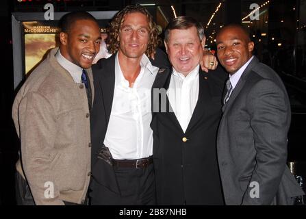 Anthony Mackie, Matthew McConaughey, Jack Lengyel (Matthew McConaugheys Filmfigur) und Arlen Escarpeta bei der Premiere von "We are Marshall" im Grauman's Chinese Theatre in Hollywood, CA. Die Veranstaltung fand am Donnerstag, den 14. Dezember 2006 statt. Foto von: SBM / PictureLux - Aktenzeichen # 33984-9786SBMPLX Stockfoto