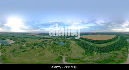 360 Grad Panorama Ansicht von Wunderschönes Panorama von Grünfeldern und Wiesen und zwei großen Seen. Ein großes 360-Grad-Panorama zwei Gruben aus Granit mit Wasser