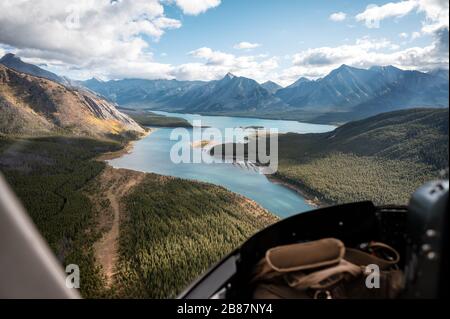 Im Inneren des Hubschraubers fliegen auf felsigen Bergen mit buntem See im Nationalpark Stockfoto