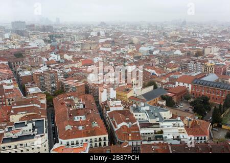 Panoramablick auf die Dächer im Zentrum von Madrid an einem regnerischen Tag. Madrid, Spanien Stockfoto