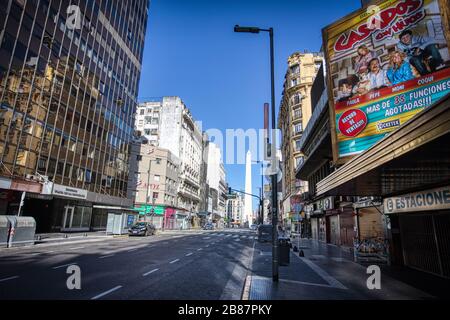 Buenos Aires, Argentinien - 20. März 2020: Buenos Aires Corrientes Avenue leer der Menschen am Tag nach dem Ausnahmezustand in Buenos Aires Air Stockfoto