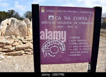 Schild für Ca Na Costa Megalithgravesite, Formtera, Spanien Stockfoto