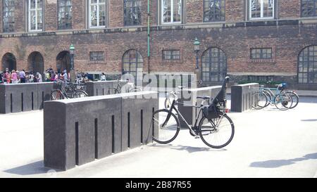 KOPENHAGEN, DÄNEMARK - 4. Jul. 2015: Fahrradparkplatz im Stadtzentrum Stockfoto