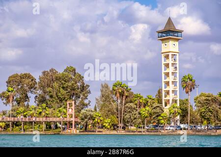 Blick auf den Uhrturm Yuregir vom Adana Central Park in der Provinz Adana. Seyhan River und Suspension Bridge Stockfoto