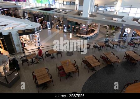 In einem leeren Tom Bradley internationalen Terminal am Flughafen Los Angeles LAX während der COVID-19-Pandemie-Krise Kalifornien USA Stockfoto