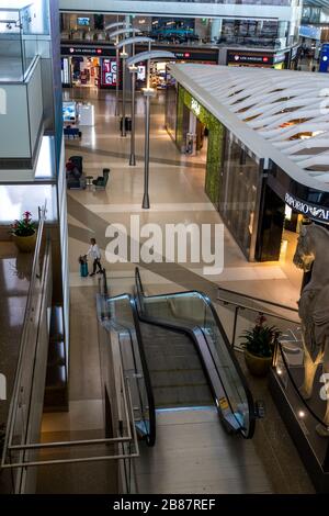 In einem leeren Tom Bradley internationalen Terminal am Flughafen Los Angeles LAX während der COVID-19-Pandemie-Krise Kalifornien USA Stockfoto