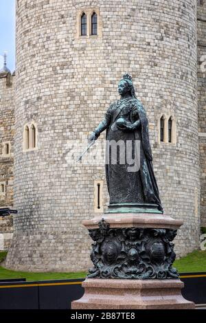 Bronzestatue der Königin Victoria - errichtet im Jahr 1887, neben Windsor Castle, Windsor, Berkshire, England, Großbritannien Stockfoto