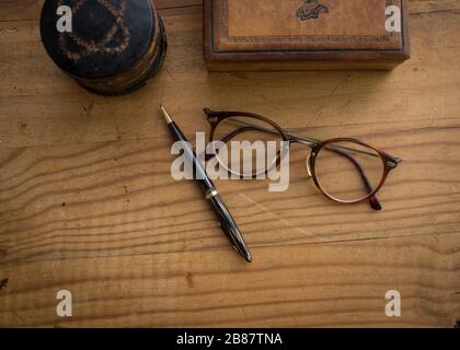 Robustes und maskulines Kiefernholz mit Lederbox und anderen Herrenzubehör für einen väterlichen Urlaubs-Look Stockfoto