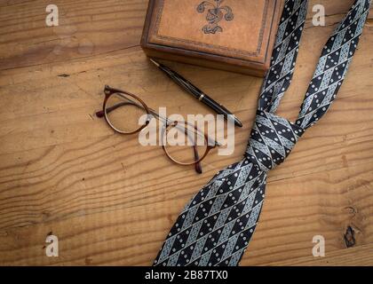 Robustes und maskulines Kiefernholz mit Lederbox und anderen Herrenzubehör für einen väterlichen Urlaubs-Look Stockfoto