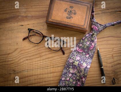 Robustes und maskulines Kiefernholz mit Lederbox und anderen Herrenzubehör für einen väterlichen Urlaubs-Look Stockfoto