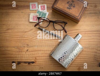 Robustes und maskulines Kiefernholz mit Lederbox und anderen Herrenzubehör für einen väterlichen Urlaubs-Look Stockfoto