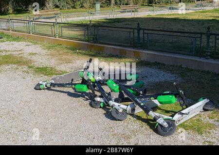 Athen, Griechenland - 1. März 2020: Lime-S Elektroroller vor Zappeion in Athen zerstört Stockfoto