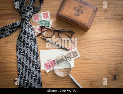 Robustes und maskulines Kiefernholz mit Lederbox und anderen Herrenzubehör für einen väterlichen Urlaubs-Look Stockfoto